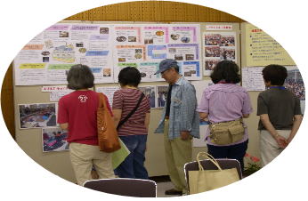 環境教育フェア会場内と研究員が説明する情景
