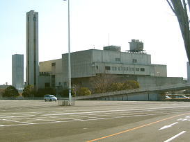左旧焼却工場(煙突のみ) 右現焼却工場