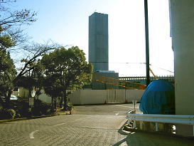 旧焼却工場は現在解体中です最後の煙突のみ残っております