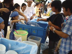参加者による食器洗浄の様子