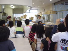 児童の施設見学の様子(リユース食器等の説明)