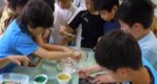 紙すきの様子　「模様つけ」