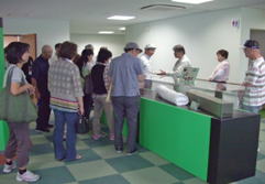 見学の様子　「触媒フイルターとバフフィルターの実物展示」